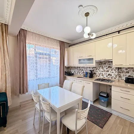 Sari Apartament Stambuł